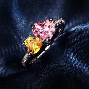 06 925/18K white gold 2 hearts size 8 ring